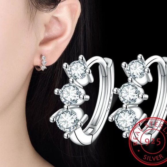 ♨️S925 Sterling Silver 3 Stone D-Color Moissanite Diamond Huggie Earrings - Picture 5 of 7